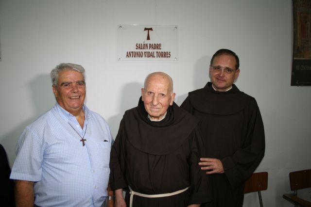 El franciscano Antonio Vidal recibe el cariño del pueblo de Cehegín