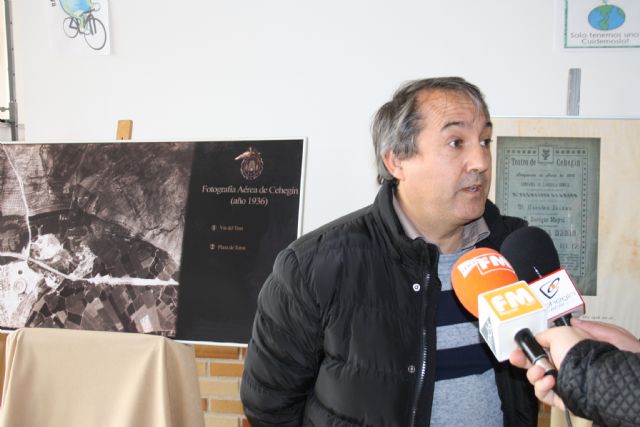 La concejala de Educación y Cultura inaugura la exposición en el colegio Pérez Villanueva