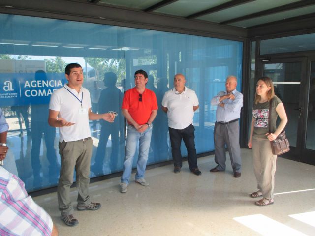 Los agricultores y las empresas vinculadas a las energías renovables del municipio visitan una instalación de riego fotovoltaica