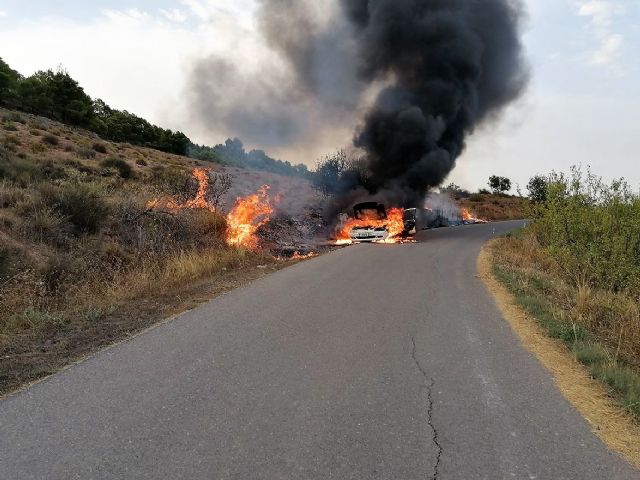 Apagado el incendio de un vehículo que ha provocado un conato de incendio forestal en El Chaparral (Cehegín)