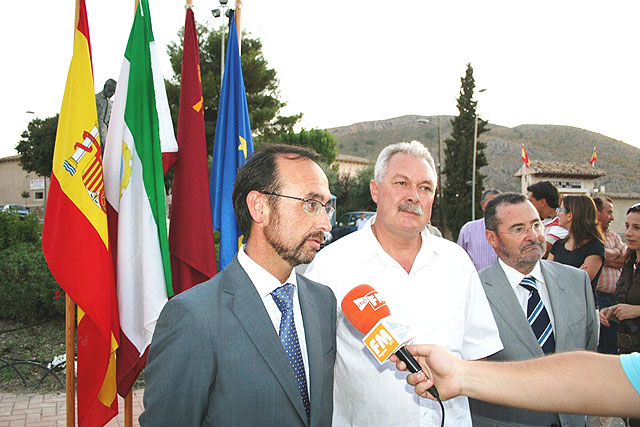 El consejero de Universidades, Empresa e Investigación, Salvador Marín, y el alcalde de Cehegín José Soria, inauguraron en la tarde del jueves las obras de urbanismo comercial del barrio de la plaza de toros