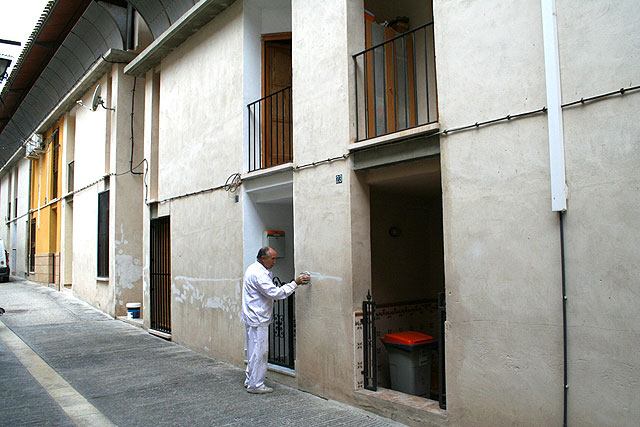 Pintando en las viviendas de la calle Picasso