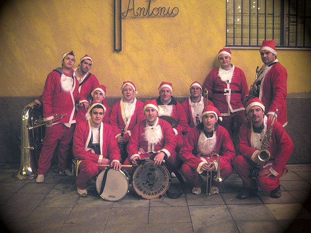 Los Papanoeles, a su paso por la Iglesia del Barrio de San Antonio.