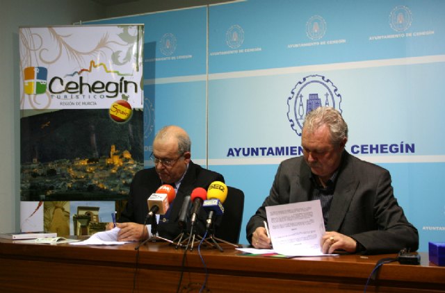 José Soria (derecha) y Domingo Aranda firman el convenio de colaboración