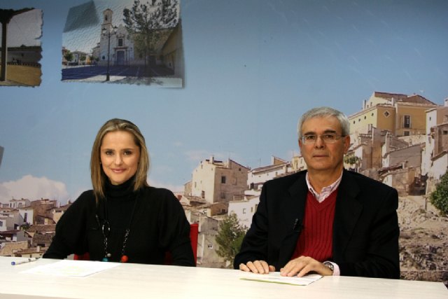 Felicidad Fernández y Juan Madrid presentan las jornadas, en los estudios de TV Cehegín