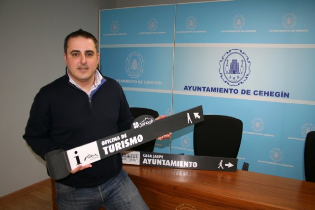 Francisco Abril muestra dos de las señales que serán instaladas en el Casco Antiguo.