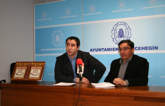 Nicolás del Toro (derecha) y Jesús de la Ossa presenta la última edición de la revista Alquipir