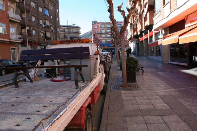 Obras y Servicios realiza labores de mantenimiento en el mobiliario urbano de varios barrios