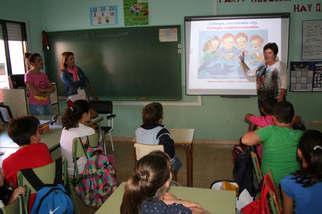 La entrega de premios del V Concurso Escolar de Carteles, acto central de los actos del Día de Medio Ambiente