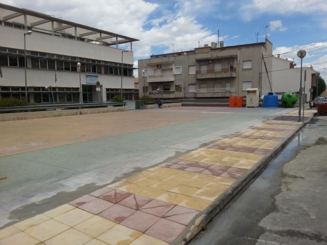 Obras y Servicios arregla la acera existente junto a la entrada del Centro de Salud