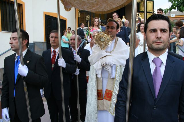 El barrio de San Antonio se engalana para la procesión del Corpus Christi