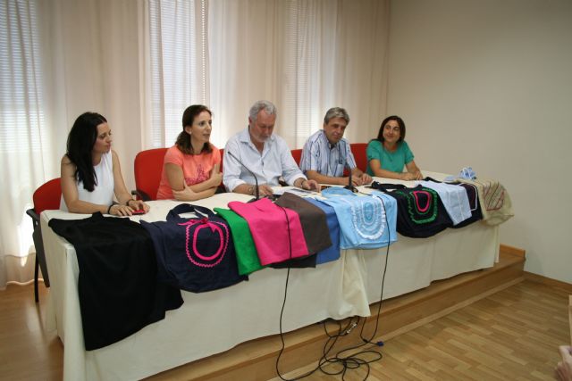 Las alumnas del taller de Costura recogen sus diplomas de manos del alcalde y del director general del IMAS