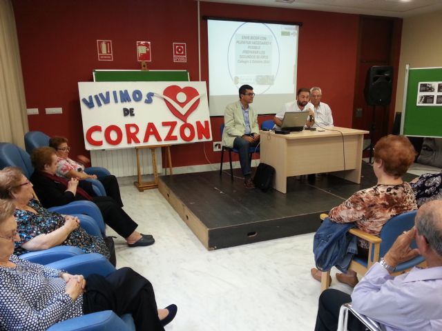 El geriatra Juan Dionisio Avilés inaugura el mes de las personas mayores en el Centro de Día