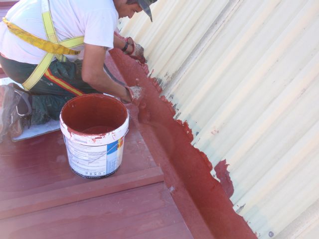 Comienzan las obras de eliminación de goteras en la cubierta del Pabellón de Deportes 'Loli de Gea'