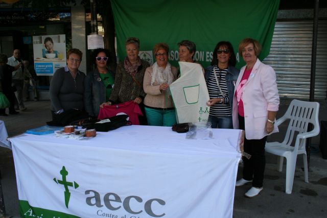 Lazos rosas para conmemorar el Día Mundial Contra el Cáncer de Mama