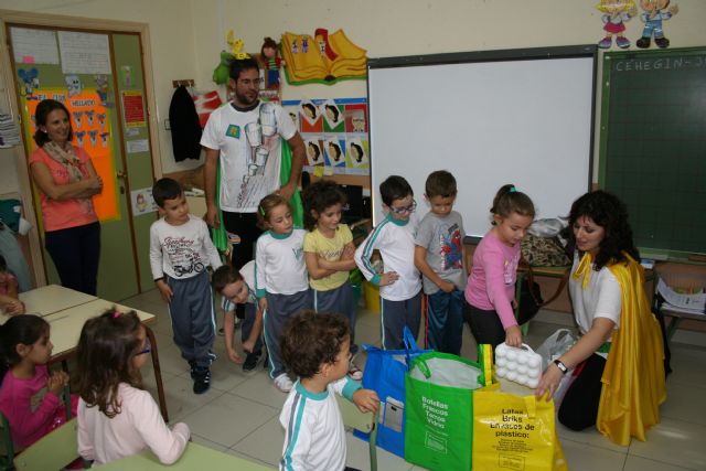 'Los 3 Súper Héroes' enseñan la importancia de reciclar, reutilizar y reducir para salvar el planeta