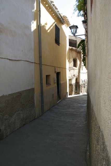 Obras y Servicios renueva el firme de la calle del Cubo y adecenta esta zona del Casco Antiguo