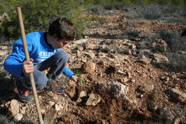 El grupo Gepnace del CEIP Ciudad de Begastri realiza una jornada de reforestación en los montes de Cehegín