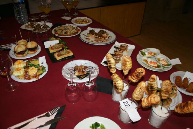 Un jurado selecciona las tapas que participaran en la VII Ruta de la Tapa y del Cóctel