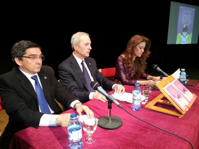 El escritor Salvador García Jiménez presenta en Cehegín el libro dedicado a su nieta Lucía