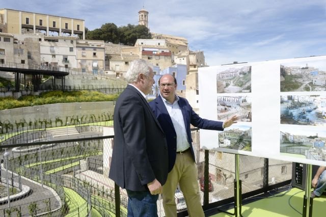 Pedro Antonio Sánchez resalta la recuperación social, empresarial y cultural que supone el conjunto histórico-artístico de Cehegín con ´El Coso´