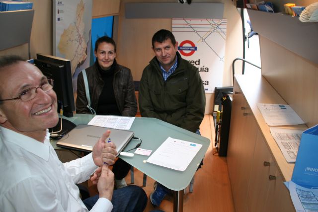 El Servicio INFOmóvil acerca asesoramiento y ayuda a emprendedores de Cehegín