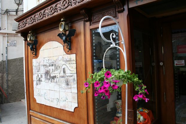 La Asociación de Comerciantes decora las puertas de las tiendas con flores para celebrar la primavera