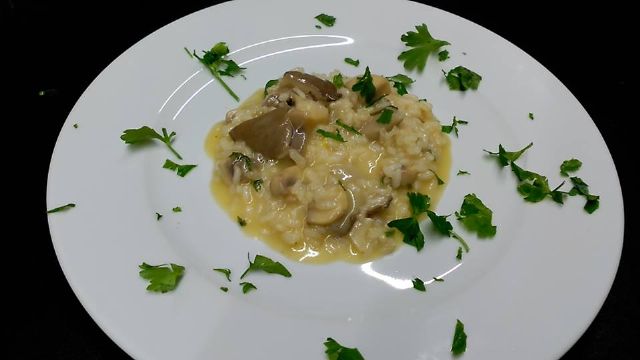 Un grupo de quince jóvenes participa en el taller 'Tapas y Cocina Tradicional' en la Escuela del Vino