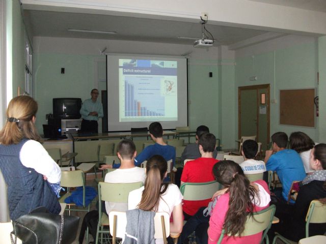 Alumnos de ESO y Bachillerato asisten a unas charlas sobre consumo responsable del agua