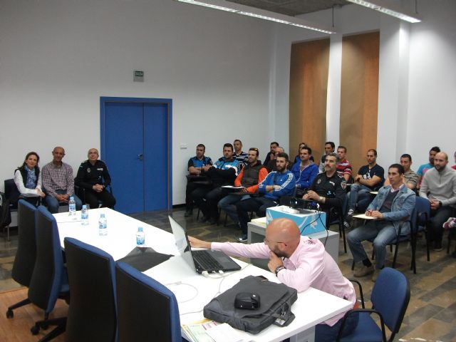 Un total de 40 policías de todo el Noroeste participan en Cehegín en un curso sobre falsedad documental