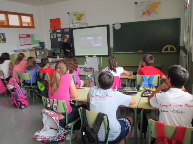 Escolares de Primaria asisten a charlas con motivo del Día Mundial del Medio Ambiente