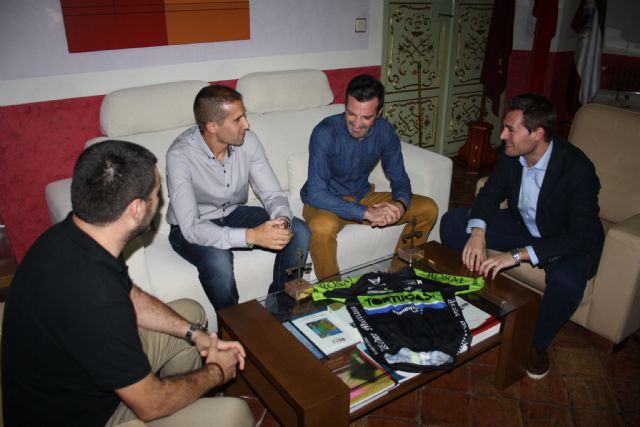 El Alcalde de Cehegín recibe, a dos deportistas cehegineros, como reconocimiento público a sus gestas deportivas