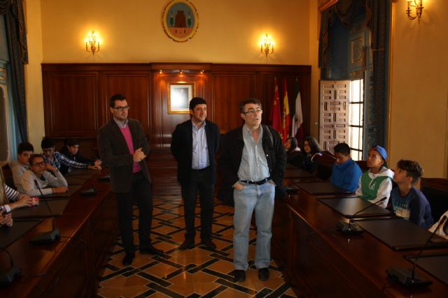 El Alcalde recibe a alumnos de intercambio que desarrollan un proyecto medioambiental.