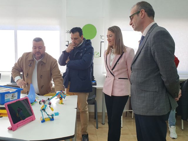 El consejero de Educación inaugura el ´Aula del Futuro´ del CEIP Virgen de las Maravillas de Cehegín