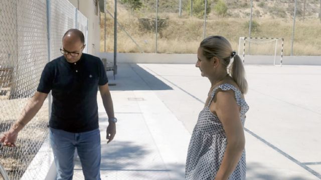 La pista polideportiva de Canara luce un renovado aspecto