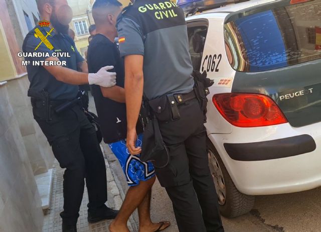 La Guardia Civil detiene a un experimentado delincuente por el robo de mil euros en un restaurante