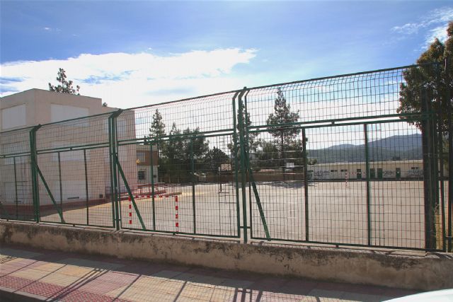 El PP celebra que el IES Vega del Argos vaya a tener en unos meses su pista deportiva cubierta