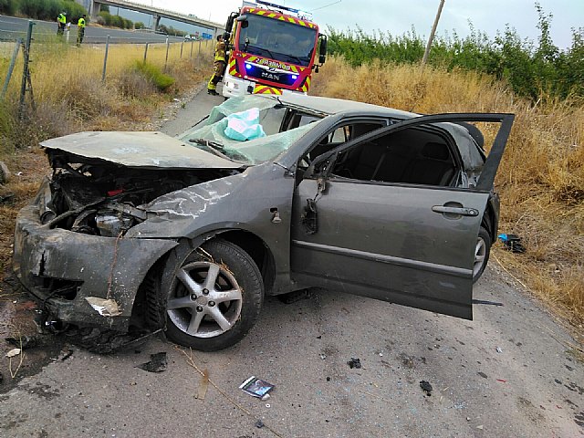 Trasladan al hospital al conductor de un turismo accidentado en la autovía