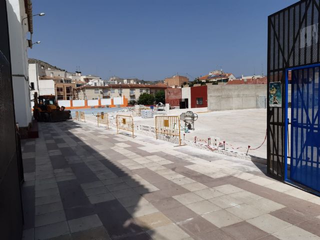 Comienzan las obras de la pista polideportiva del CEIP Virgen de las Maravillas y la renovación del vallado perimetral