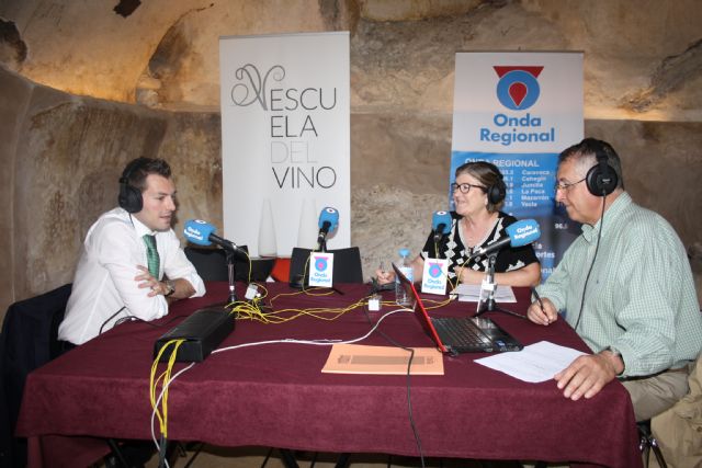 Onda Regional emite en directo desde la Escuela del Vino