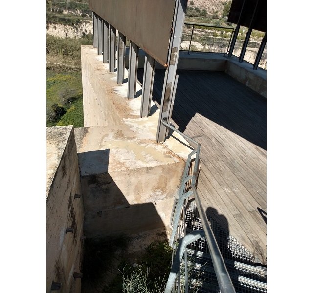 El Ayuntamiento de Cehegín elimina las pintadas vandálicas de la Torre del Pozo y el Jardín del Pato