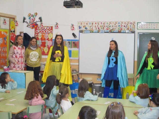 La Concejalía de Medio Ambiente imparte talleres sobre reciclaje en los colegios.