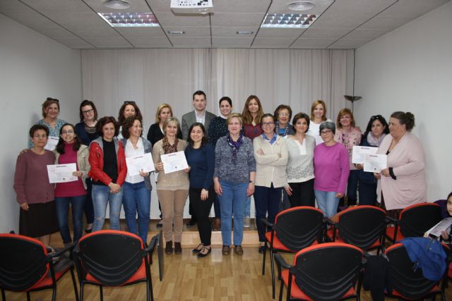 El Alcalde entrega los diplomas de los dos talleres sobre Inteligencia emocional