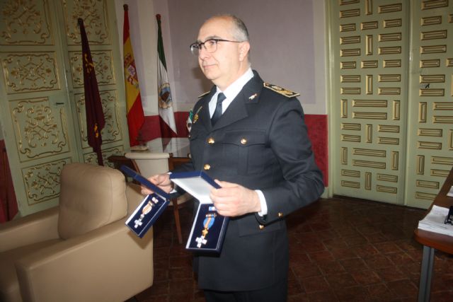 El Alcalde recibe y felicita públicamente a Gabino García Jiménez, Jefe de la Policía Local, galardonado por su trayectoria profesional