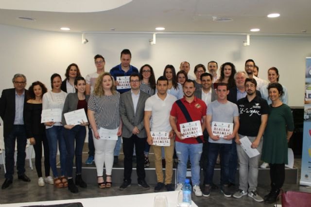 Quince jóvenes en paro de Cehegín completan un programa de la Comunidad que les especializa en el cuidado de personas dependientes
