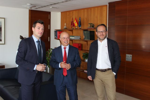 El Alcalde de Cehegín visita al Consejero de Hacienda para buscar vías de financiación para el pabellón 'Loli de Gea'