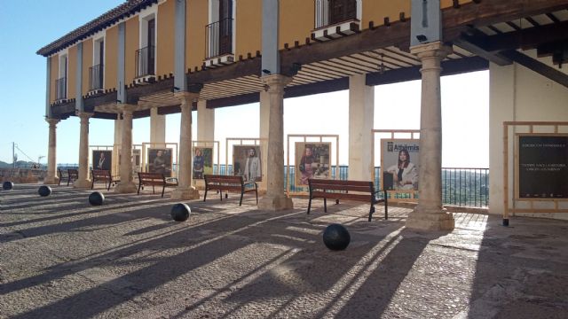 La exposición 'Mujeres de Cehegín' ya luce en la Plaza del Castillo como homenaje al talento y la trayectoria de quince mujeres cehegineras