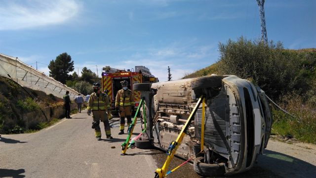 Rescatan y trasladan al hospital a un conductor accidentado tras volcar su vehículo en la carretera RM-20 en Canara