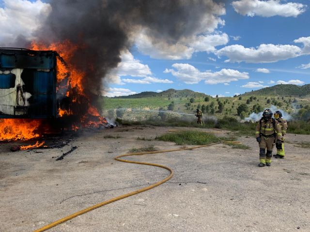 Apagan el incendio de dos remolques y evitan un incendio forestal en Canara