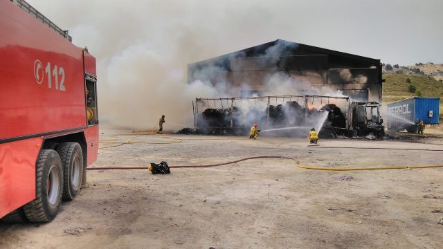 La rápida intervención del operativo del Plan Infomur ha evitado que el incendio de una nave afectara a terreno forestal en Cehegín